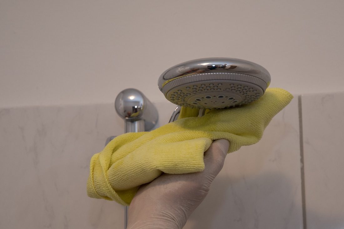 Gelbes Reinigungstuch für den Sanitärbereich