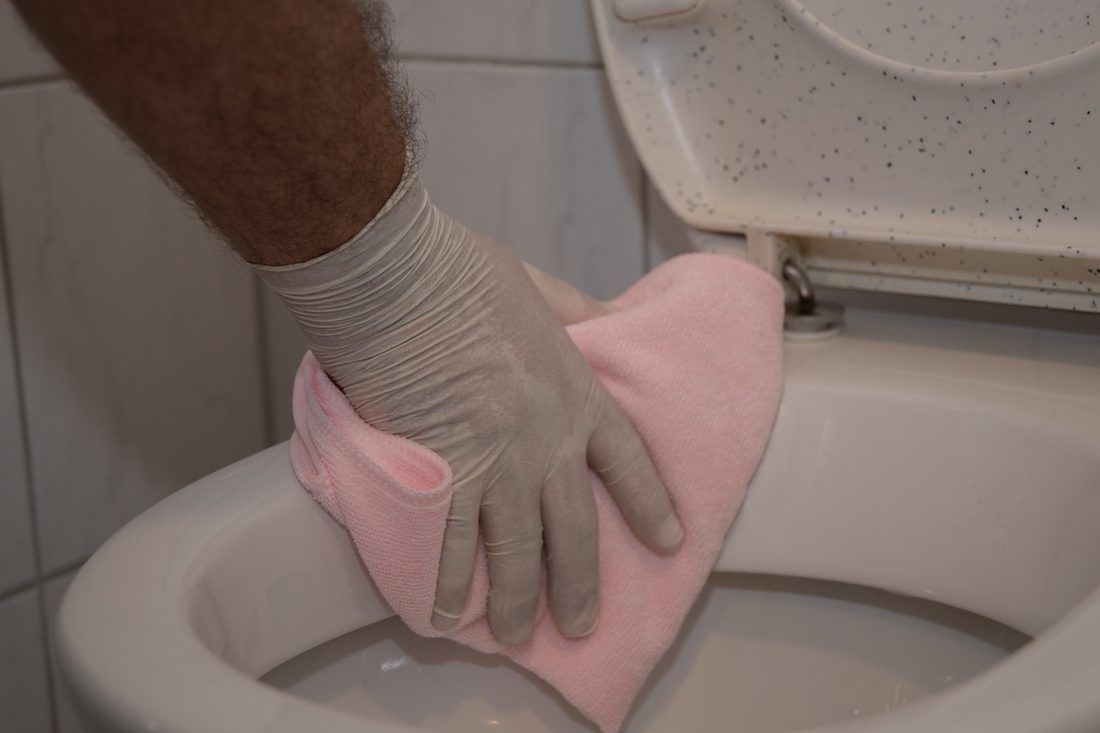 Rotes Reinigungstuch für WCs und Urinale